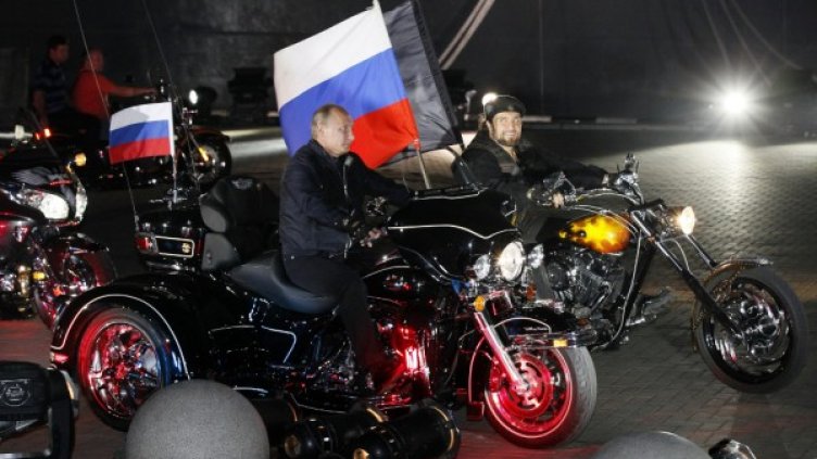 Владимир Путин и Александър Залдостанов, лидер на нощните вълци. Снимка: Reuters