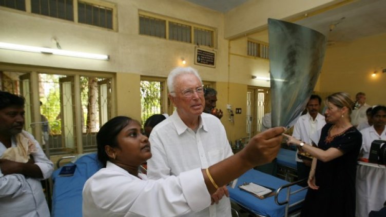 Хайнц-Хорст Дайхман посещава индийска болница за туберкулозно болни, за да добие лично представа за разпространението на болестта. Снимка: компанията