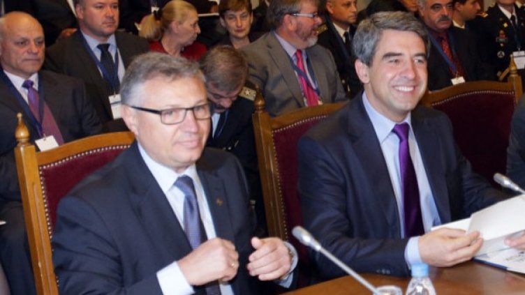 Президентът Росен Плевнелиев и министърът на отбраната Велизар Шаламанов. Снимка: БТА