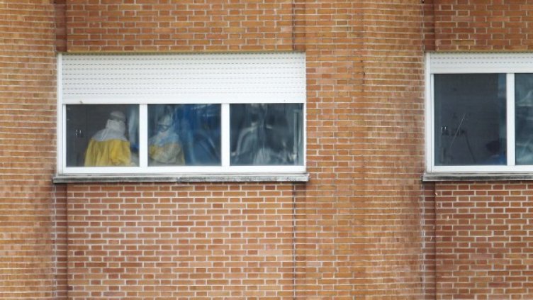 Лекарите влизат със специални костюми при болната от ебола сестра в Мадрид. Снимка: Reuters