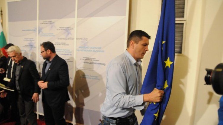 Адриан Асенов от „Атака“ премести знамето на ЕС от трибуната в НС преди изявлението на Волен Сидеров. Снимка: Булфото, архив