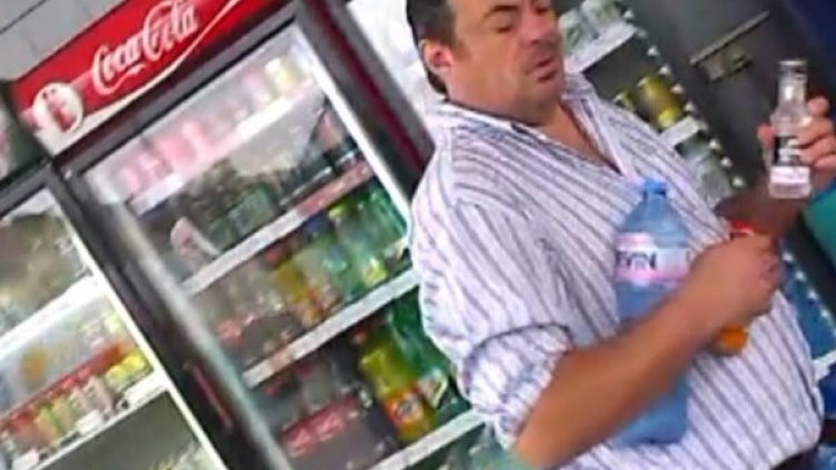 Кадър от предаването, който показва как Ласкин си купува алкохол. Снимка: Папараци