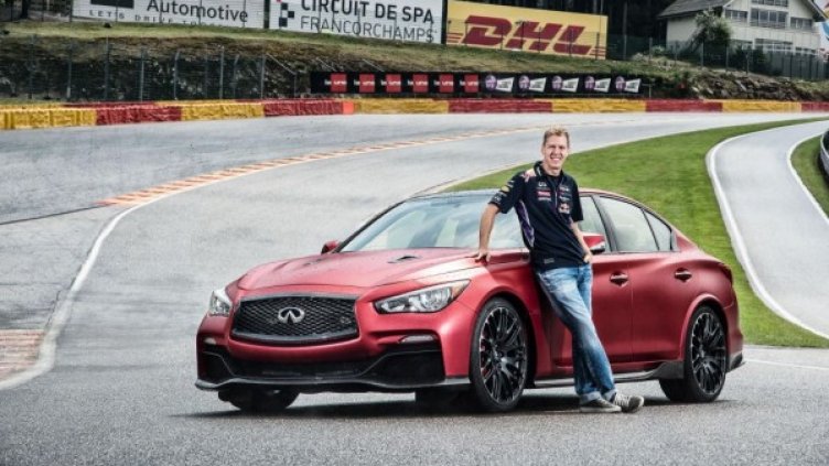 Себастиан Фетел позира с Q50 Eau Rouge на завоя със същото име. Снимка: Infiniti