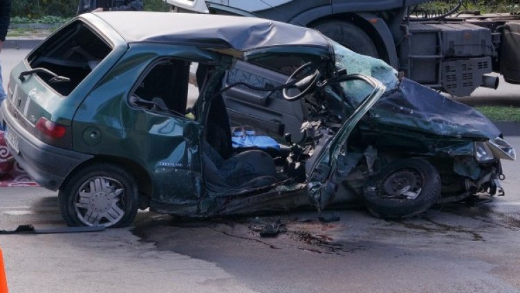 Смачканото след удара Рено. Снимка: Булфото