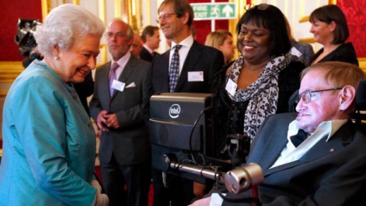 Кралица Елизабет Втора и Стивън Хокинг. Снимка: архив, Reuters