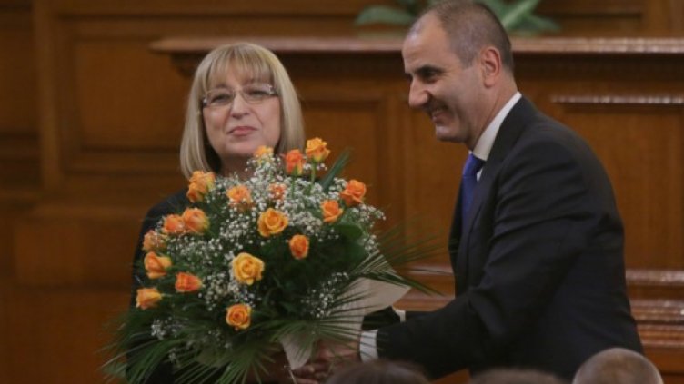 Цветан Цветанов поздрави веднага Цачева с избирането й за шеф на парламента с букет от рози. Снимка: БТА