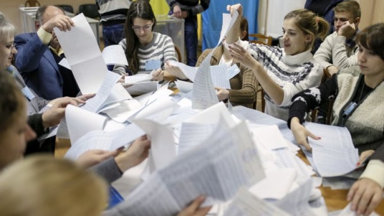 Броене на бюлетини. Снимка: архив, Ройтерс