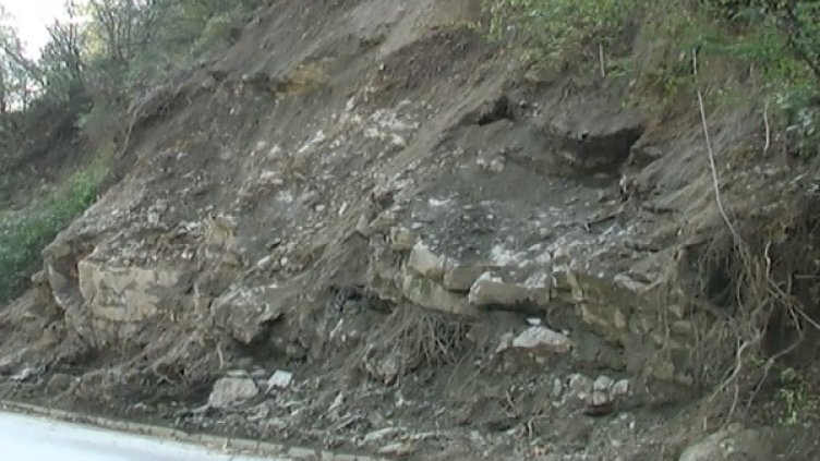 Свлачища предизвикват проблеми с трафика. Снимка: Dnes.bg