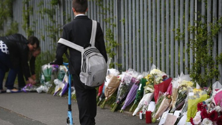 Цветя в памет на Ан Магуайър. Снимка: Reuters