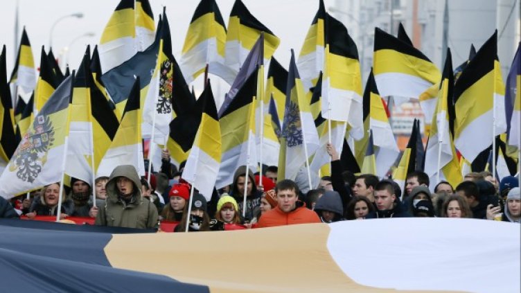 Руски националисти на "Руски марш". В ръцете си държат знамето на Руската империя от 1858 до 1883 г. Снимка: Reuters