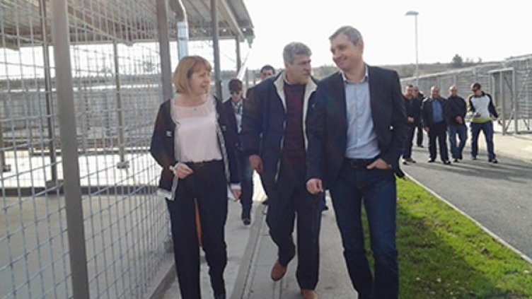 Кметът Йорданка Фандъкова на проверка в приюта за кучета. Снимка Столична община