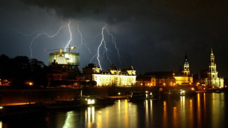 Историческата част на Дрезден през нощта. Снимка: архив, Reuters