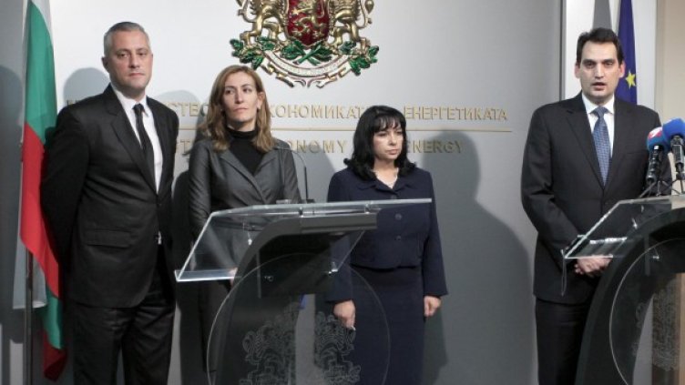Васил Щонов предаде властта на цели трима нови министри - Божидар Лукарски, Николина Ангелкова и Теменужка Петкова. Снимка: БТА