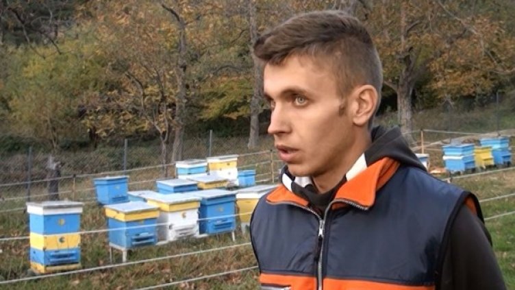 Стоян Иванов е вдигнал ръце от набезите на мечката. Снимка: Dnes.bg