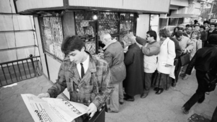 Столичани четат в пресата стенограмата на Петър Младенов, публикувана след пленума на ЦК на БКП. Снимка: БТА