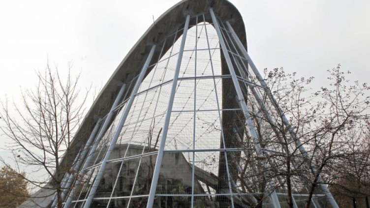 Ремонтират воалиерата в зоопарка. Снимка: БТА