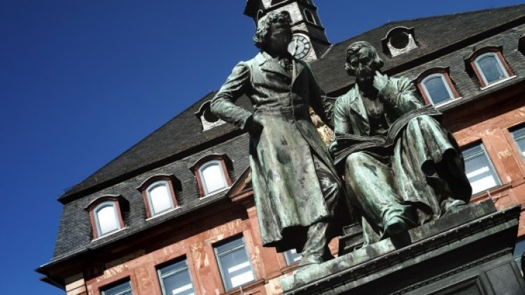 Статуята на братя Грим, която се намира в родния им град Ханау. Снимка: Архив Reuters