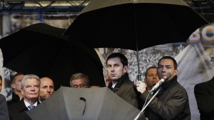 Охраната пази президентите на Чехия и Германия от летящите предмети. Снимка: БТА