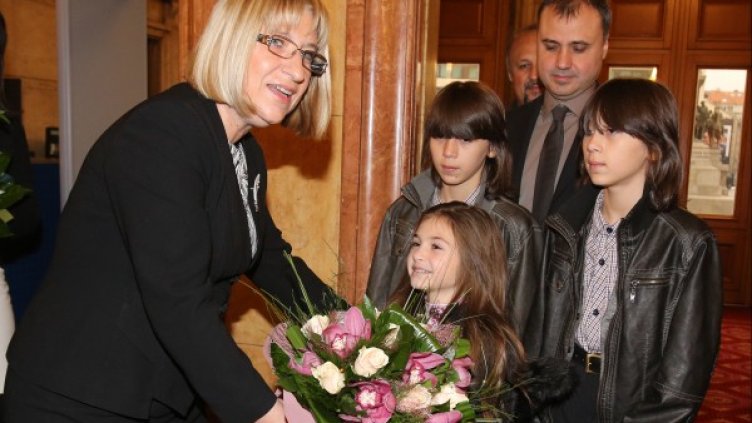 Крисия, Хасан и Ибрахим с шефката на НС Цецка Цачева. Снимка БТА