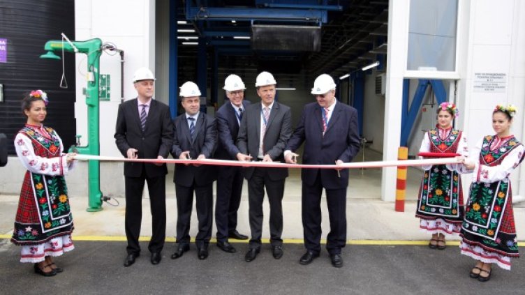 Лукарски (първият отляво надясно) открива пречиствателна станция. Снимка: БТА