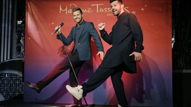 Рики Мартин имитира восъчния Рики Мартин. Снимка: БТА