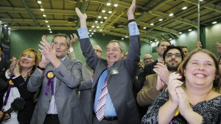 Найджъл Фараж се радва на победата на Марк Реклес. Снимка: Reuters