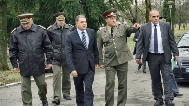 Военният министър Николй Ненчев в Ямбол. Снимка БТА