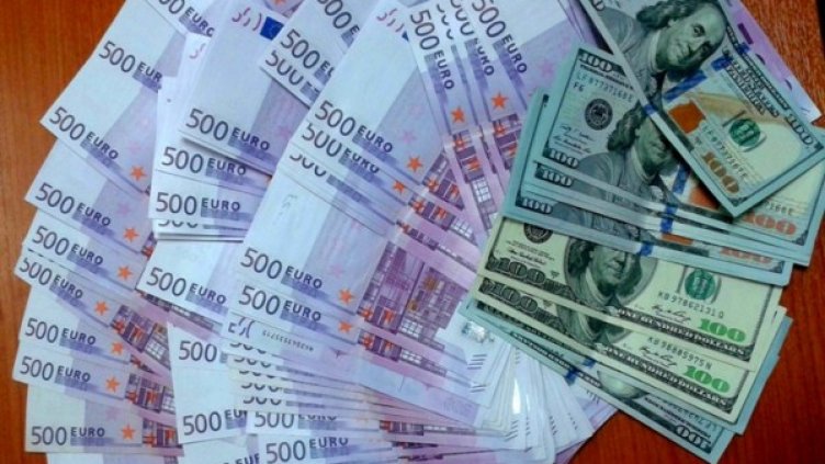 Задържаната валута на Летище "София". Снимка Агенция "Митници"