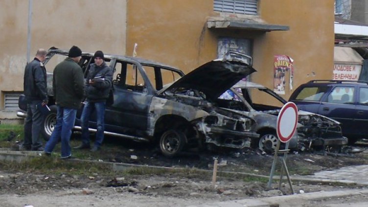 Запалените коли в Лом. Снимка БТА