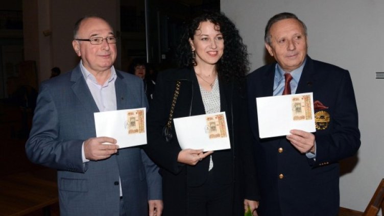 Валидиране на пощенска марка с образа на цар Самуил. Снимка Булфото