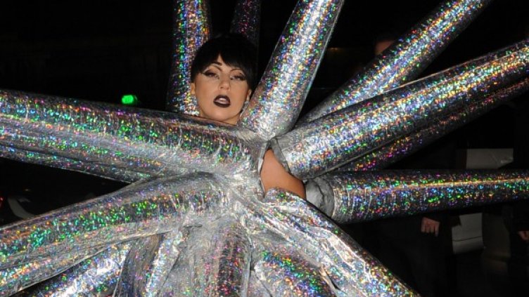 Лейди Гага като гигантски морски таралеж; Снимка: Splash News