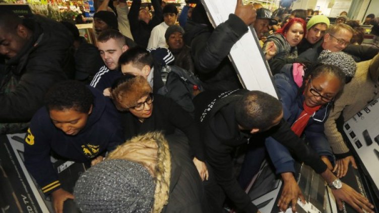 Бой за телевизори на Черен петък във Великобритания. Снимка: Reuters