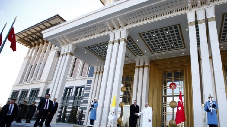 Ердоган посреща Папа Франциск в президентския дворец в Анкара. Снимка: Ройтерс