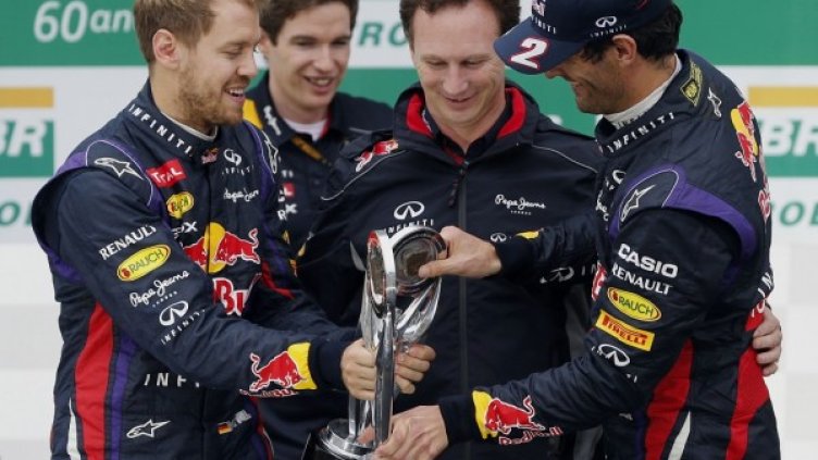 Себастиан Фетел и Марк Уебър разменят погрешно връчените им трофеи при отборната победа в Бразилия през 2013 г. Снимка: Ройтерс