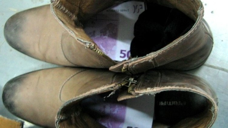 Ботушите с укритите 138 000 евро. Снимка Агенция "Митници"