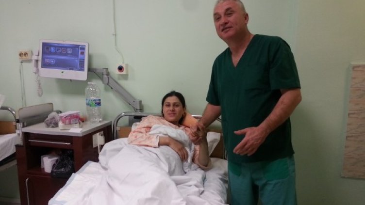 Бежанката заедно с д-р Антонио Душепеев, началник на Родилно отделение. Снимка: МБАЛ Бургас