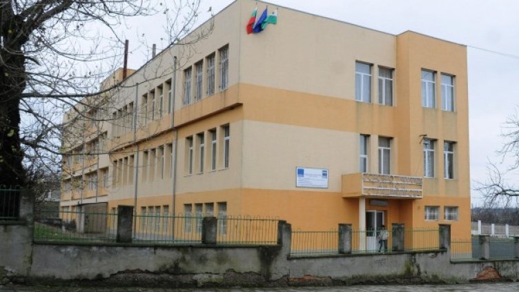Сградата на училището в Дебелт. Снимка: Булфото
