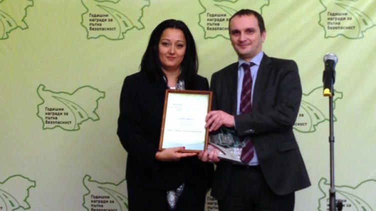 Министърът на регионалното развитие и благоустройството Лиляна Павлова връчва приза на Коста Чолаков, главен изпълнителен директор на ДЗИ. Снимка: ДЗИ