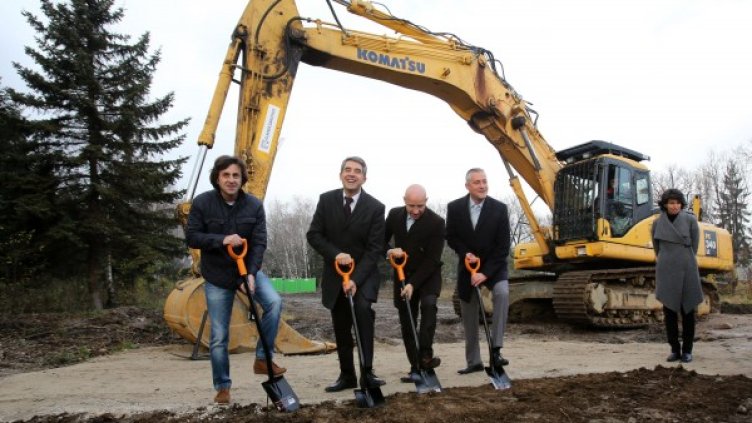 Първата копка на Collider Activity Center направиха президентът Росен Плевнелиев и икономическият министър Божидар Лукарски. Снимка: БТА
