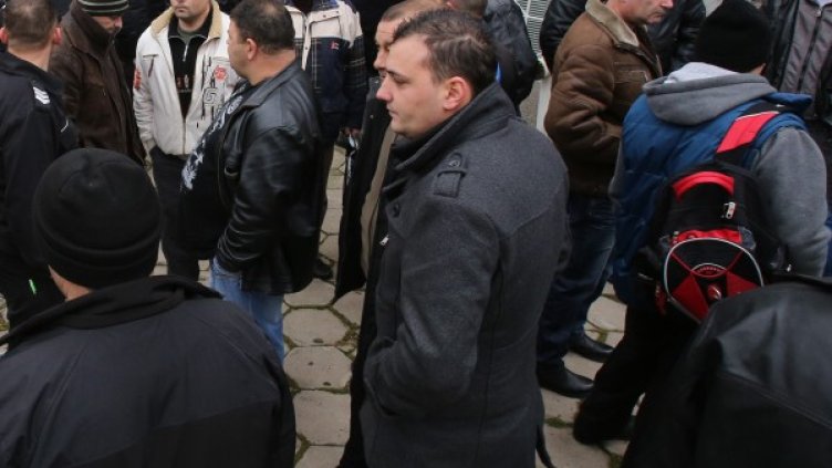 Надзиратели в затворите се събраха вчера на протест пред Централния софийски затвор. Снимка: БТА