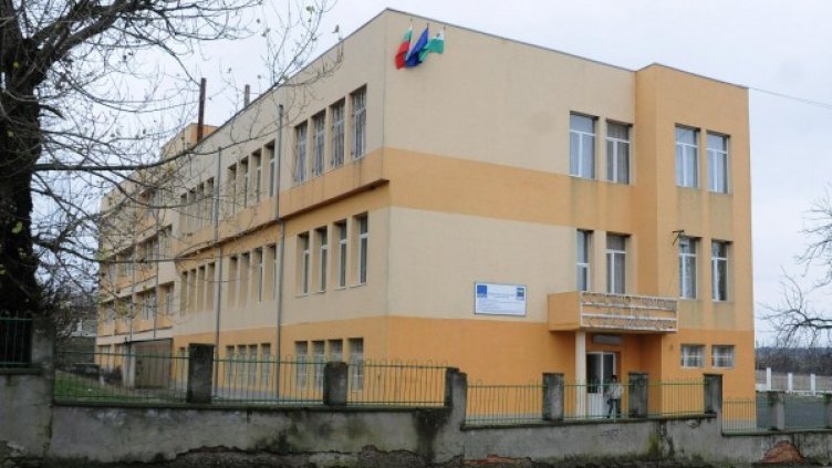 Училището в Дебелт. Снимка: Булфото