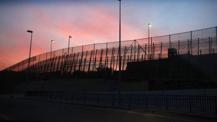 Оградата, която отделя Мароко от испанския анклав Мелиля. Снимка: Reuters