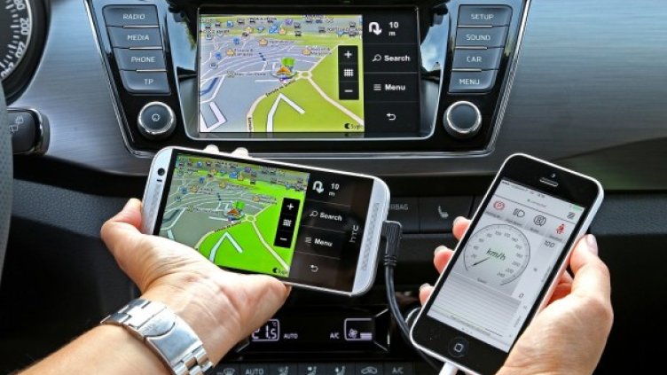 Смартфонът вече се използва за редица функции на автомобила. Снимка: Skoda