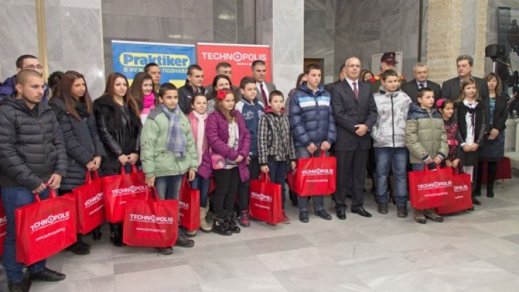 Министър Веселин Вучков и част от децата, участници в кампанията. Сничма МВР