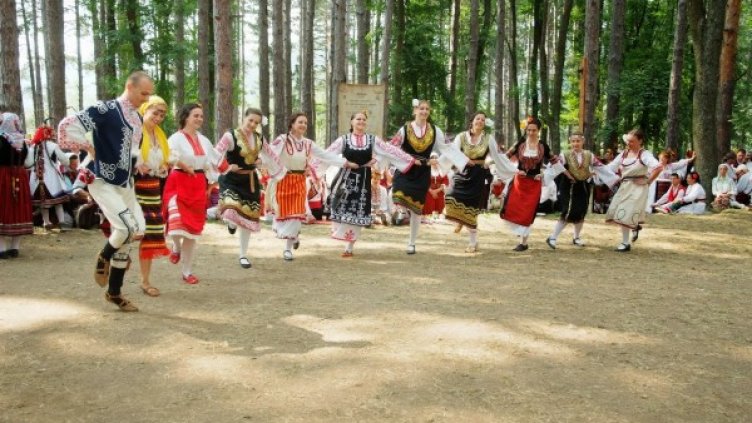 Радослав води хорото на фестивала в Жеравна. Снимка: Личен архив