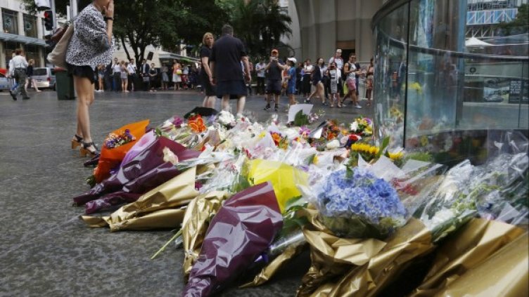 Цветя в памет на убитите на мястото на трагедията Снимка: архив, Reuters