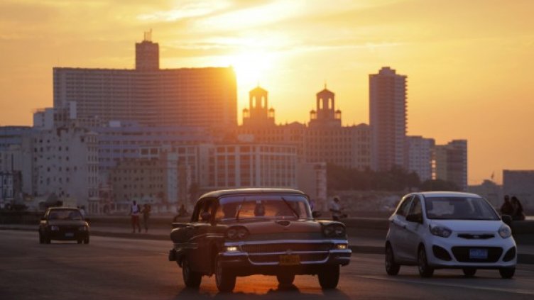 Крайбрежният булевард "Малекон" в Хавана. Снимка: архив, Reuters