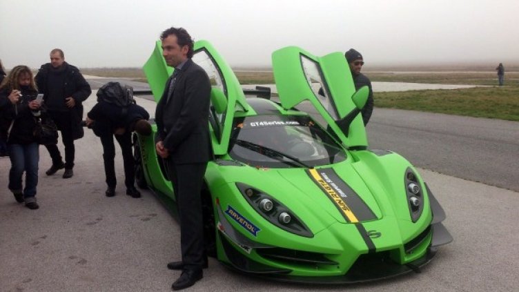 Собственикът на SIN Cars Росен Даскалов позира със състезателната версия на колата. Снимка: Automedia.bg