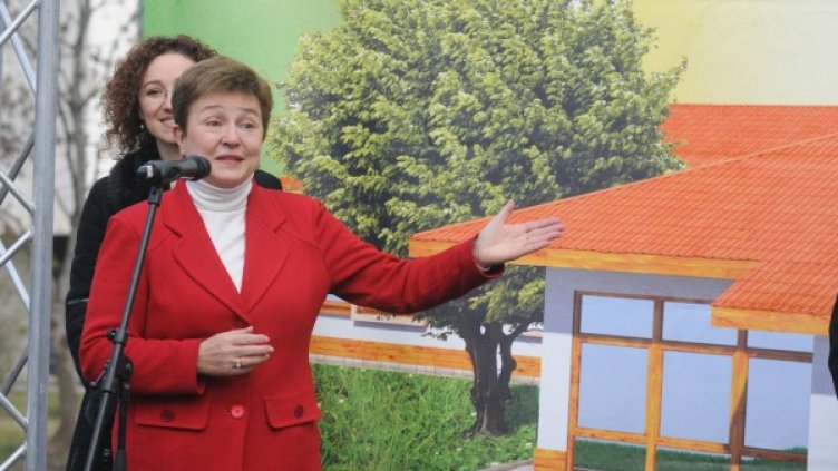Кристалина Георгиева на първата копкап на проект "Детска къща" Снимка, Булфото