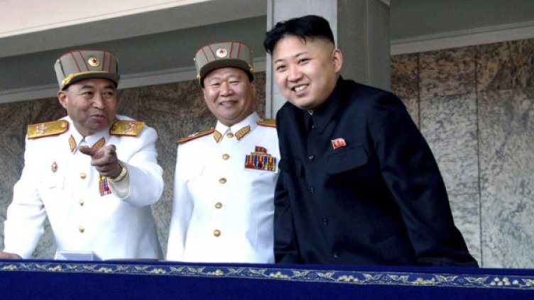 Ким Чен Ун с военни. Снимка: архив, Reuters